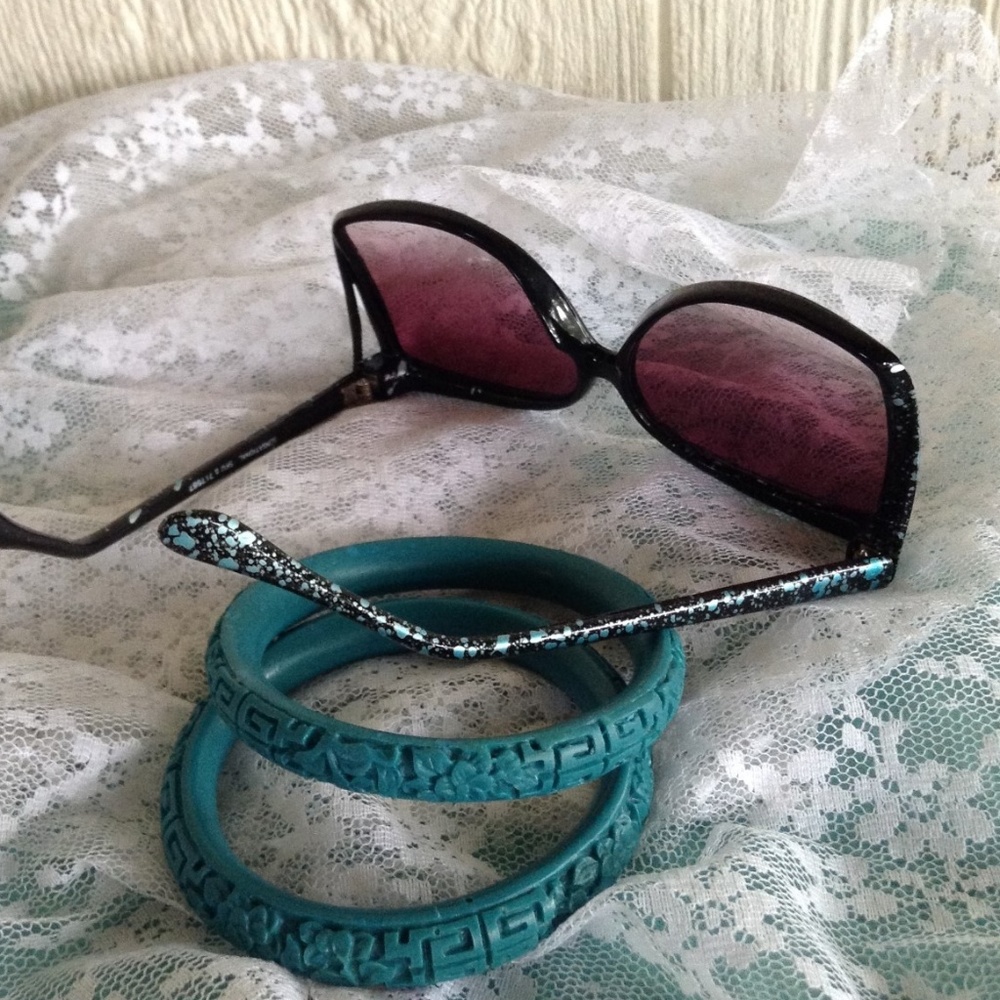 Vintage Oversize Sunglasses in Black and Blue - Picture 4 of 6